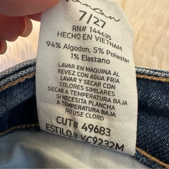 KanCan Clanton High Rise Fray Mom Blue Jeans Size: 7 / 27 - Picture 8 of 10